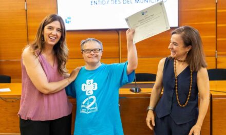 Los alumnos con discapacidad de los talleres del Espacio Ocio reciben sus diplomas de fin de curso