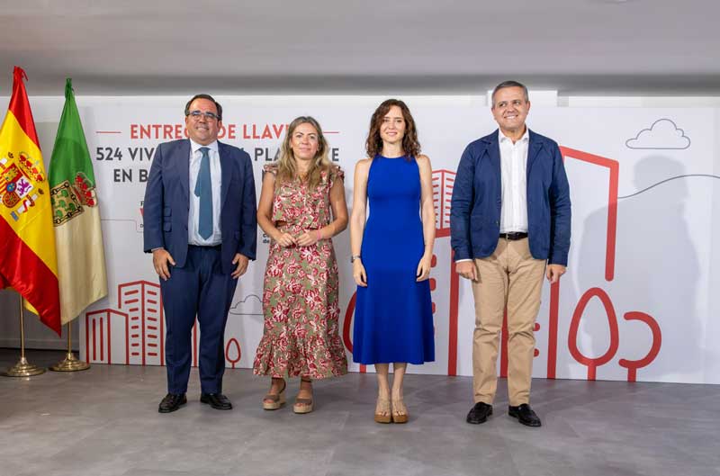 La presidenta de la Comunidad de Madrid entrega las primeras llaves del Plan Vive en Boadilla