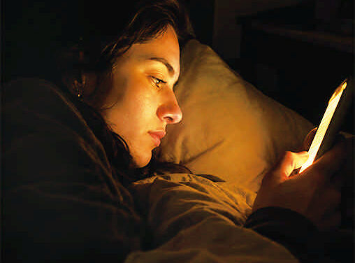 Ni luz cálida…, el uso del móvil antes de dormir afecta al sueño